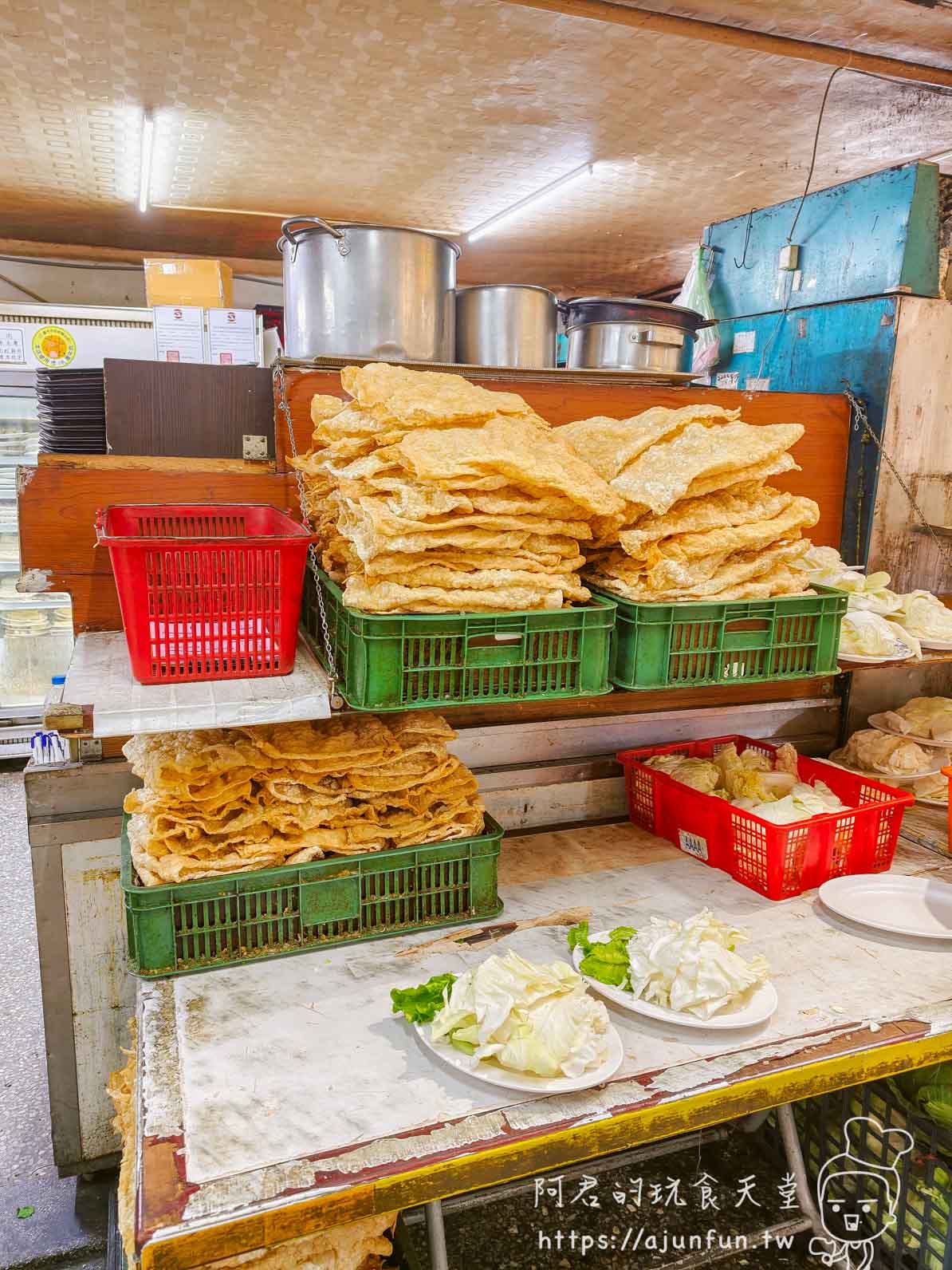 台灣陳沙茶店內食材檯與盤子準備區