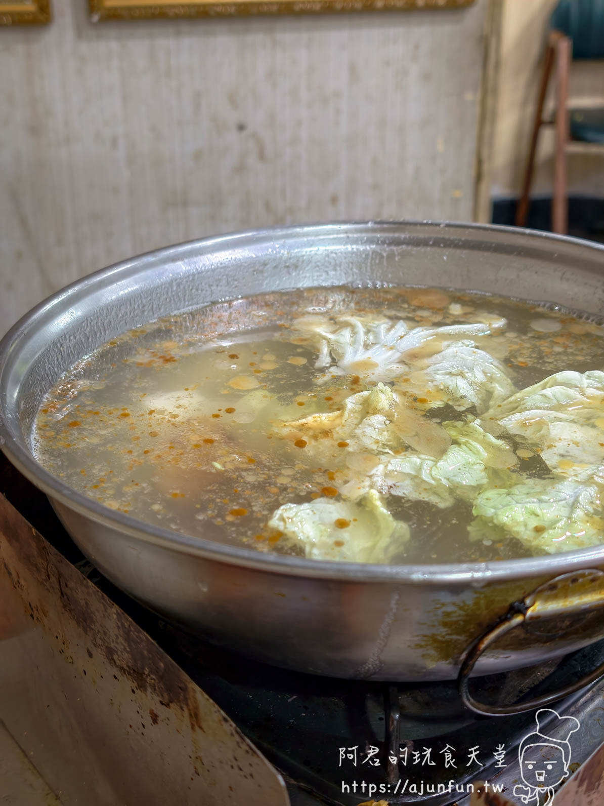 台灣陳沙茶火鍋湯底滾煮高麗菜畫面