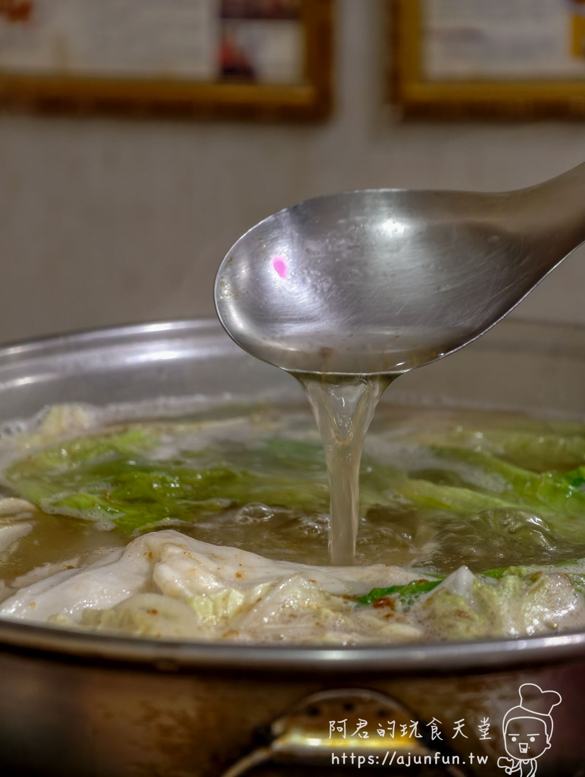 台灣陳沙茶大骨蔬果清甜湯頭以勺撈起