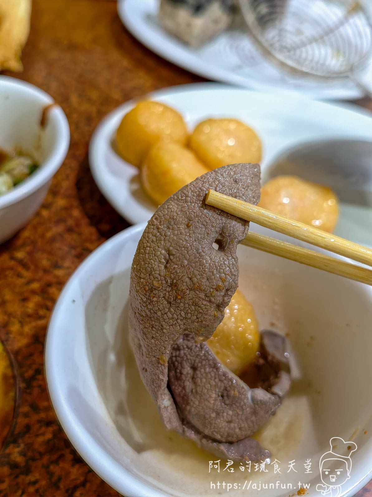 台灣陳沙茶手工豆皮浸入沙茶醬蘸碗