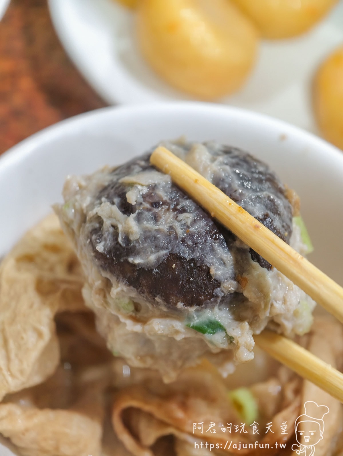 台灣陳沙茶豆皮包入口前夾起特寫