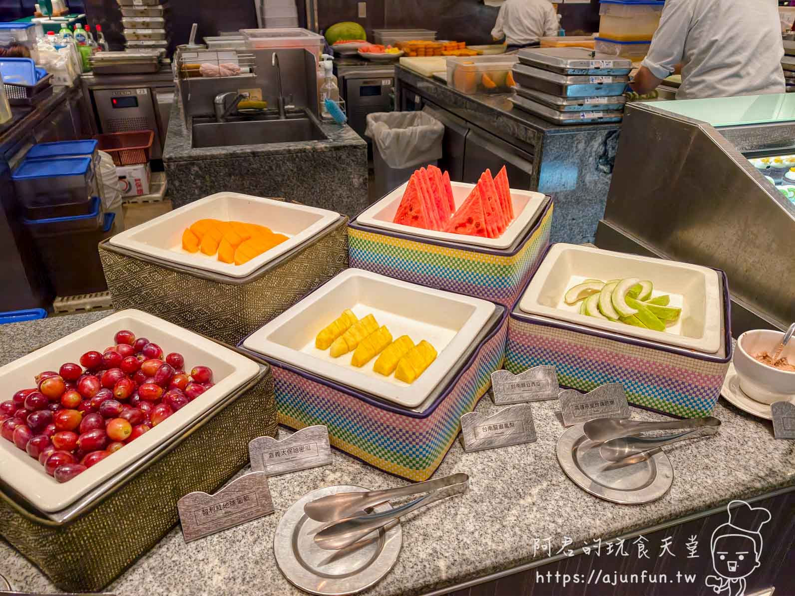 饗食天堂台中大遠百攻略|2026 平日下午茶 $758,爐烤牛排封神,現煎天使紅蝦怎麼搶?(2026 親訪) - 第26張圖 饗食天堂台中大遠百水果區西瓜火龍果
