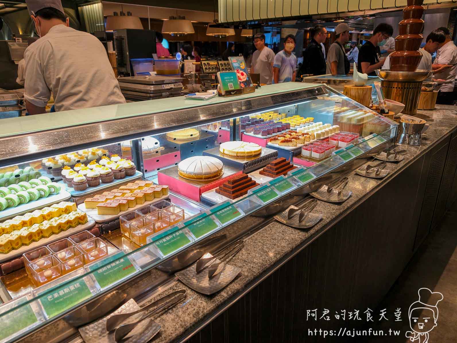 饗食天堂台中大遠百攻略|2026 平日下午茶 $758,爐烤牛排封神,現煎天使紅蝦怎麼搶?(2026 親訪) - 第24張圖 饗食天堂台中大遠百馬卡龍蛋糕長櫃