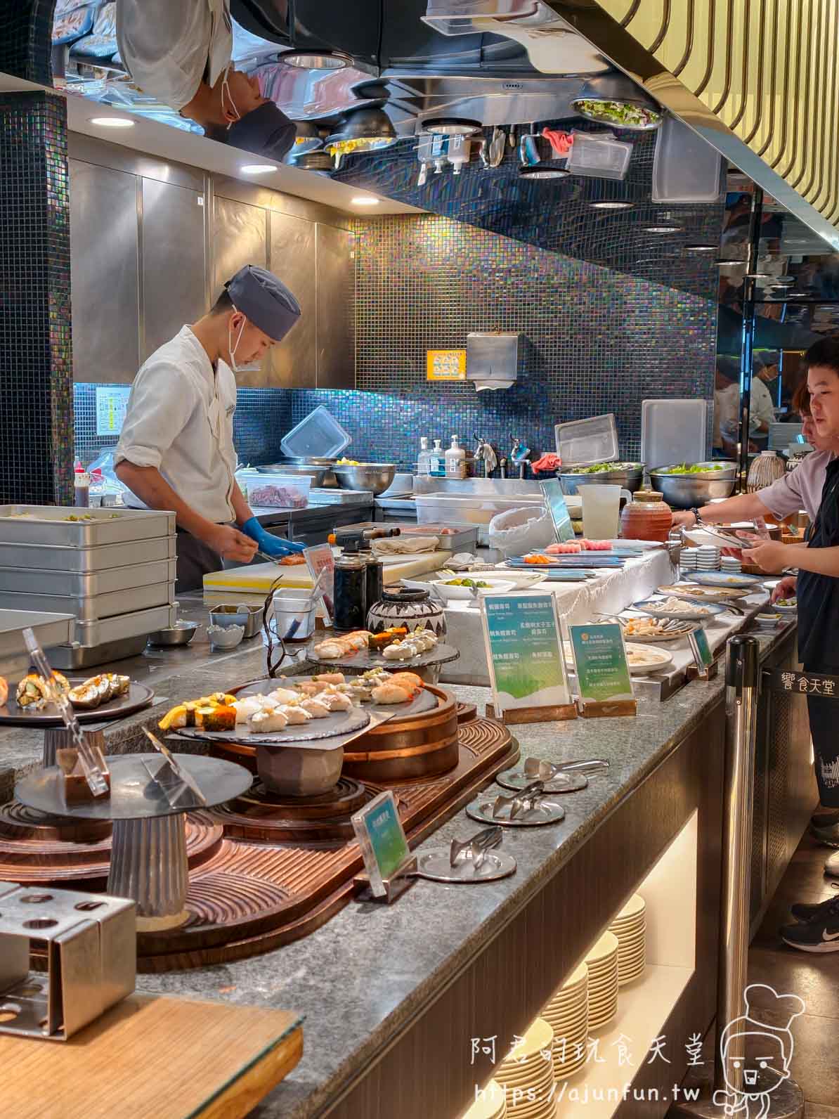 饗食天堂台中大遠百攻略|2026 平日下午茶 $758,爐烤牛排封神,現煎天使紅蝦怎麼搶?(2026 親訪) - 第32張圖 饗食天堂台中大遠百主廚現切區