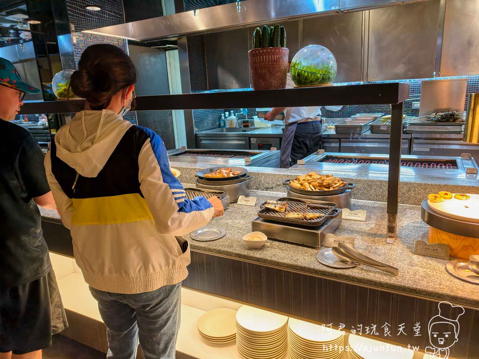饗食天堂台中大遠百攻略|2026 平日下午茶 $758,爐烤牛排封神,現煎天使紅蝦怎麼搶?(2026 親訪) - 第30張圖 饗食天堂台中大遠百鐵板燒區