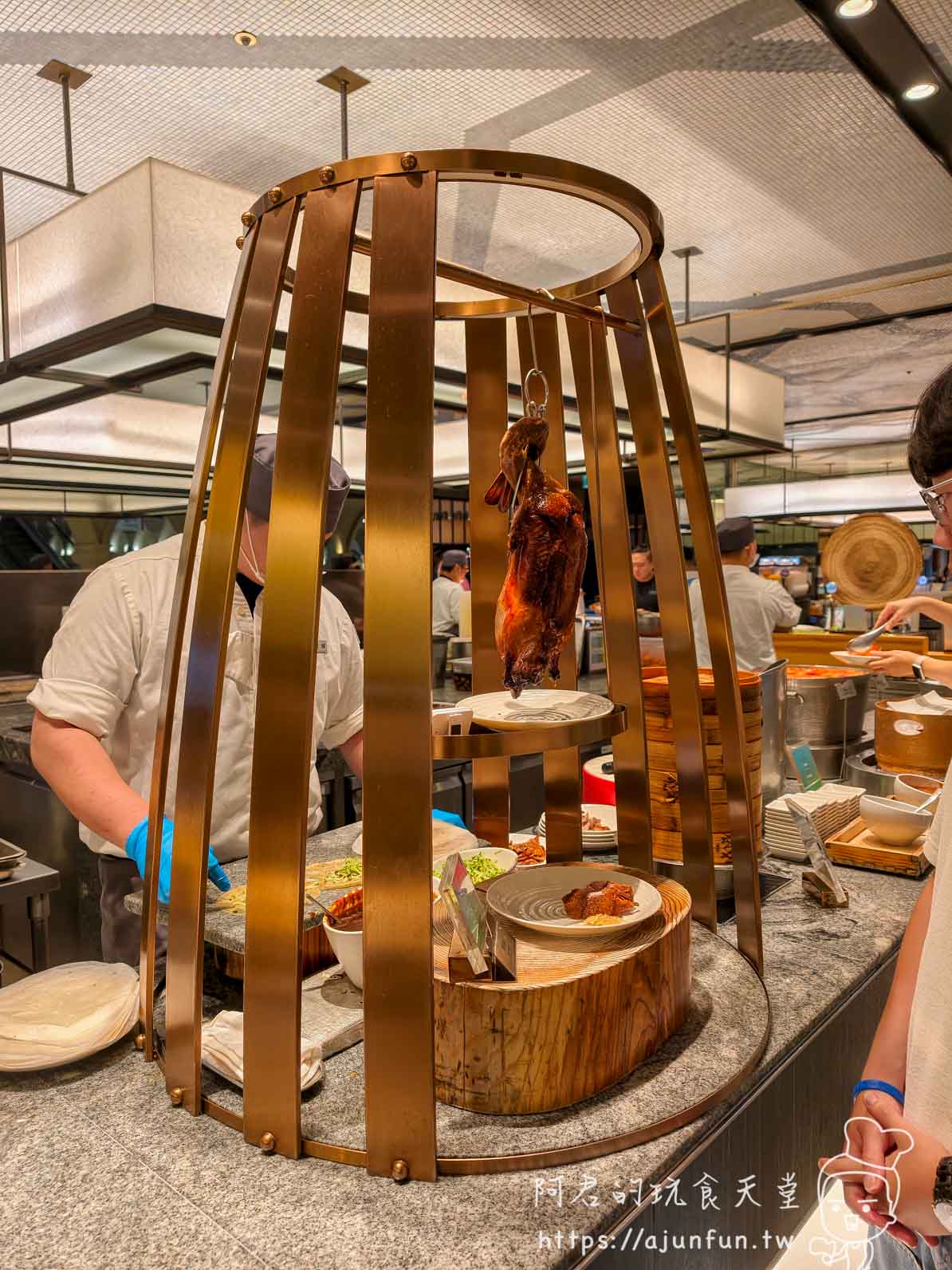 饗食天堂台中大遠百攻略|2026 平日下午茶 $758,爐烤牛排封神,現煎天使紅蝦怎麼搶?(2026 親訪) - 第31張圖 饗食天堂台中大遠百烤鴨吊烤