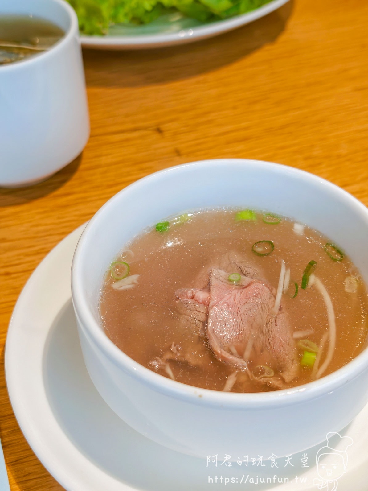 饗食天堂台中大遠百攻略|2026 平日下午茶 $758,爐烤牛排封神,現煎天使紅蝦怎麼搶?(2026 親訪) - 第20張圖 饗食天堂台中大遠百牛肉清湯