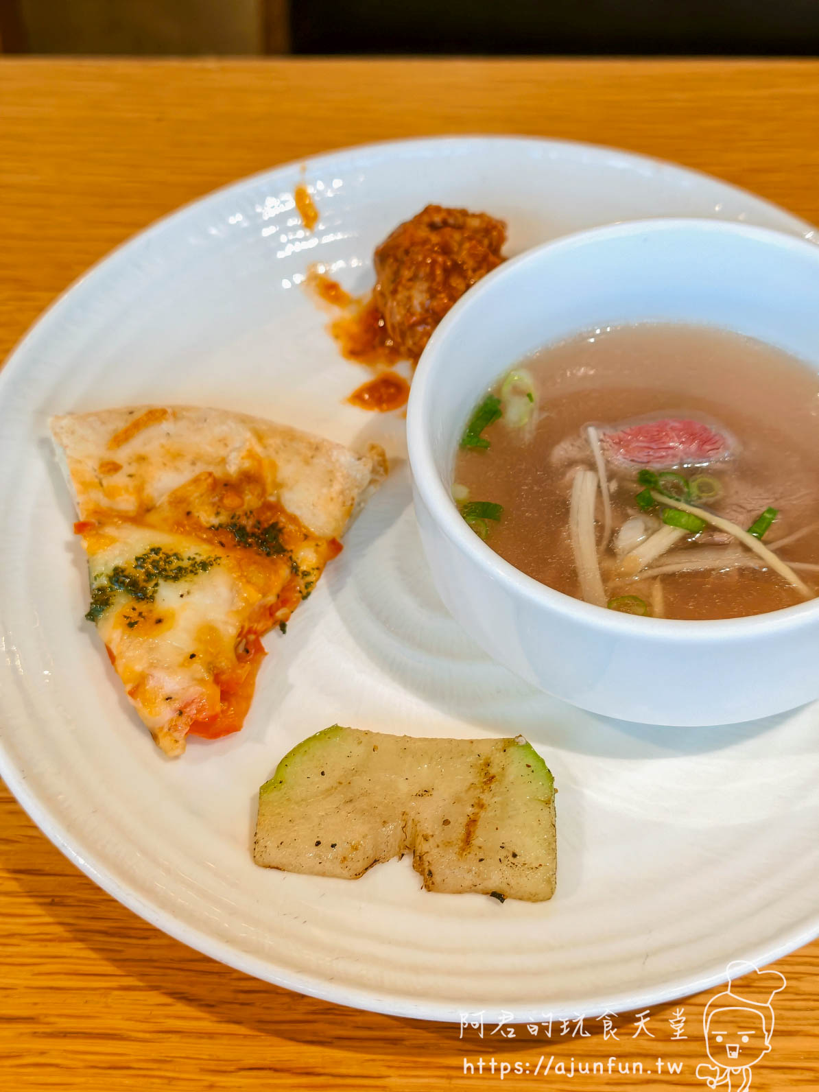 饗食天堂台中大遠百攻略|2026 平日下午茶 $758,爐烤牛排封神,現煎天使紅蝦怎麼搶?(2026 親訪) - 第39張圖 饗食天堂台中大遠百披薩與湯品