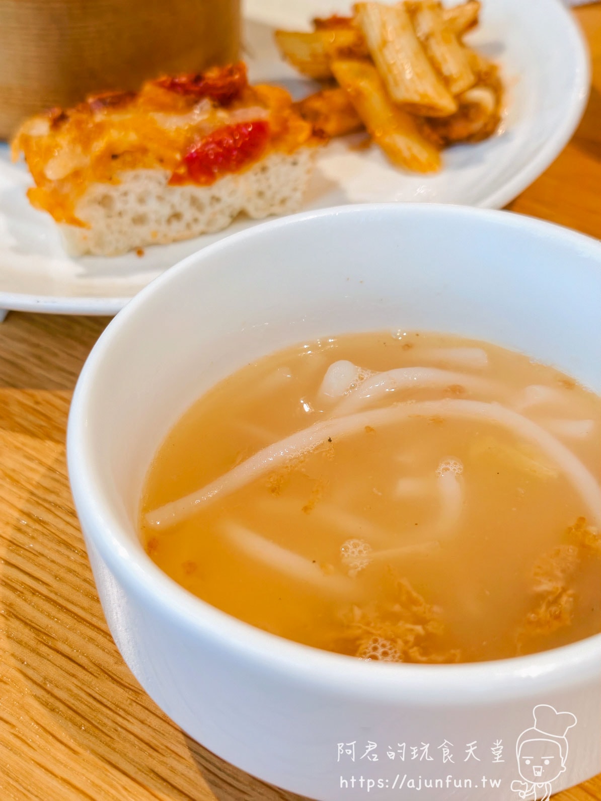 饗食天堂台中大遠百攻略|2026 平日下午茶 $758,爐烤牛排封神,現煎天使紅蝦怎麼搶?(2026 親訪) - 第37張圖 饗食天堂台中大遠百清湯麵
