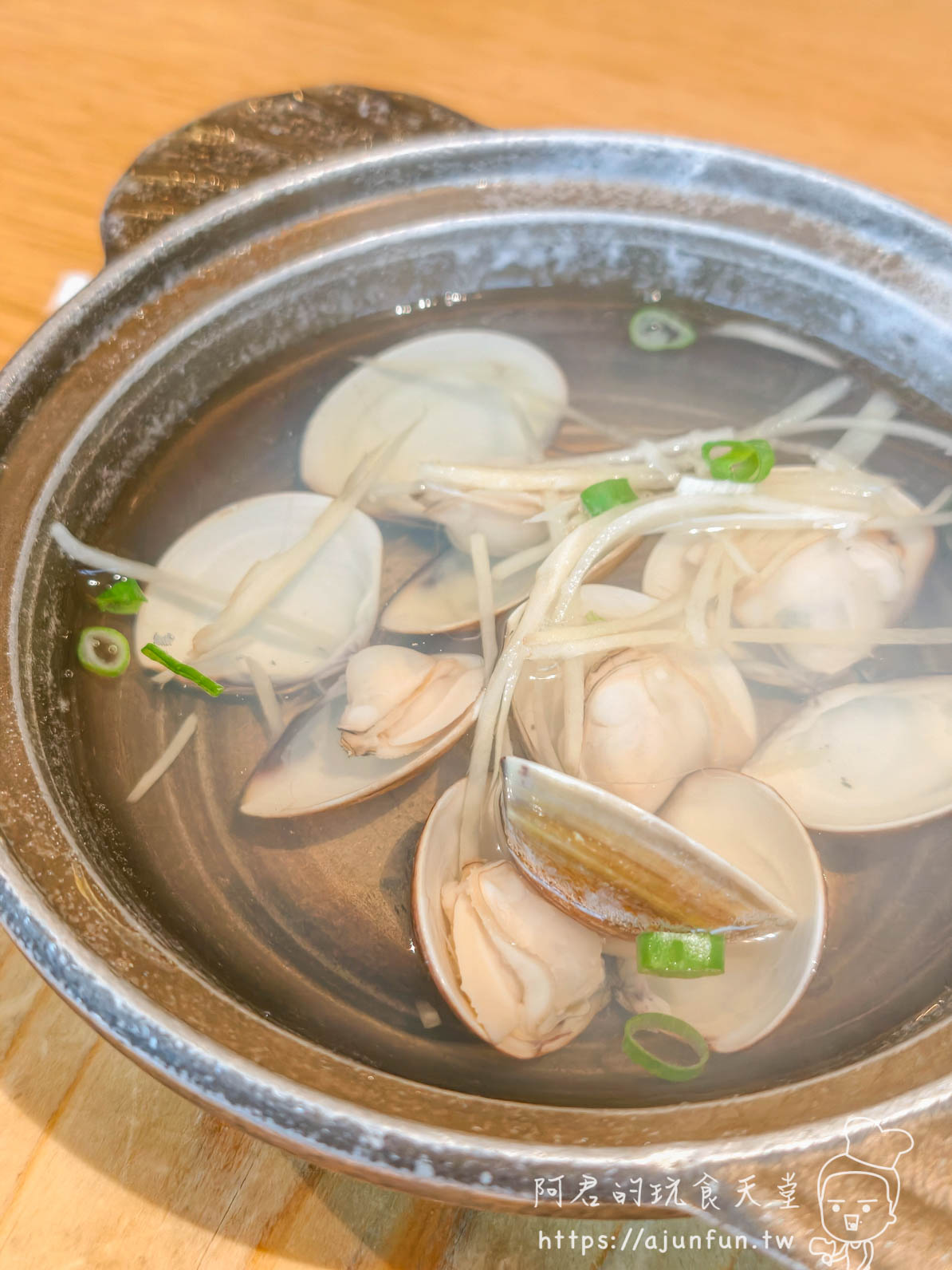 饗食天堂台中大遠百攻略|2026 平日下午茶 $758,爐烤牛排封神,現煎天使紅蝦怎麼搶?(2026 親訪) - 第18張圖 饗食天堂台中大遠百蛤蜊清湯特寫