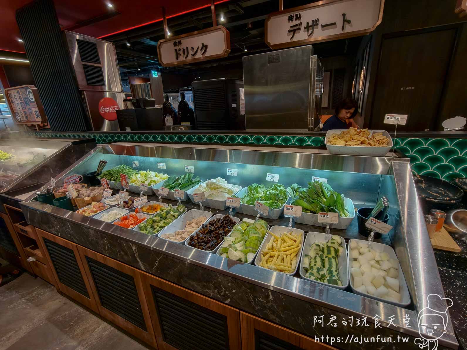 和牛涮日式鍋物放題 自助吧台飲料甜點野菜指示牌全景 - 阿君的玩食天堂