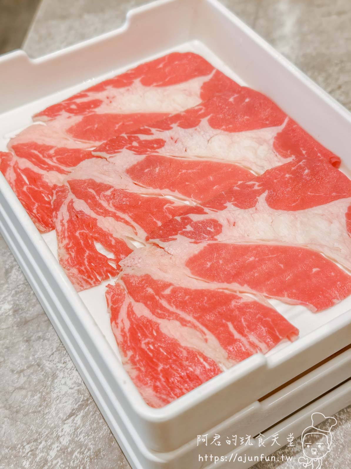 和牛涮台中店安格斯霜降牛肉白色托盤油花細密均勻薄切生肉片 - 阿君的玩食天堂
