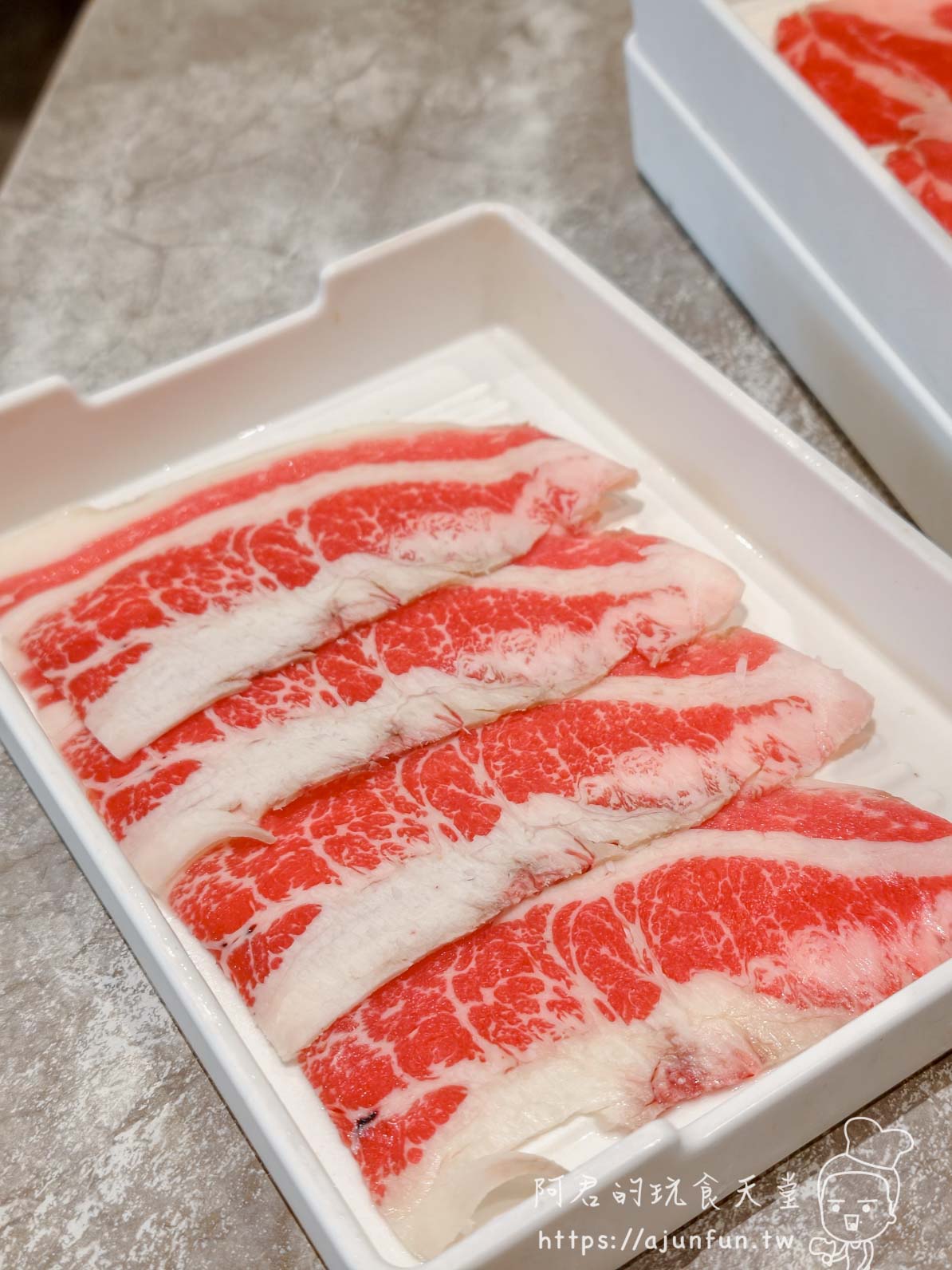 和牛涮台中店安格斯雪花牛肉白色托盤粗條紋脂肪鮮紅肉色 - 阿君的玩食天堂