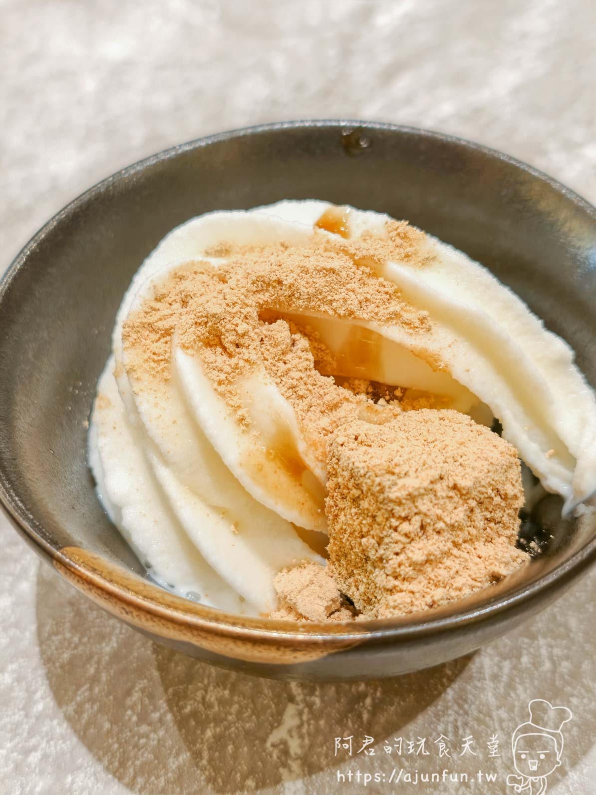 和牛涮奶茶霜淇淋加黃豆粉深灰圓碗白色螺旋堆疊黃豆粉糕甜點 - 阿君的玩食天堂