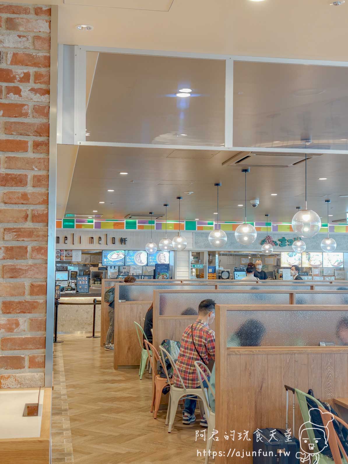 函館空港 HAKODATE GOURMET PORT 三樓美食廣場整體環境 明亮卡座 - 阿君的玩食天堂
