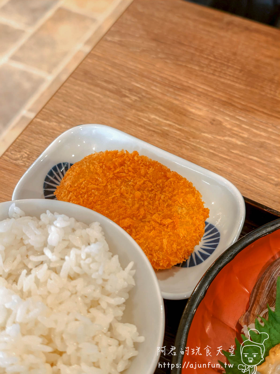 函館ダイニング雅家 定食附贈圓形可樂餅特寫 外皮金橘色麵包粉均勻 - 阿君的玩食天堂