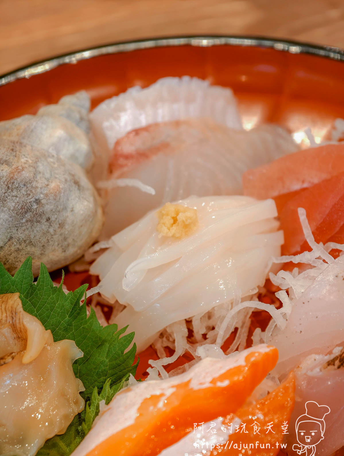 函館ダイニング雅家 刺身 噴火湾産ツブ貝帆立貝白肉山葵紅漆碗特寫 - 阿君的玩食天堂