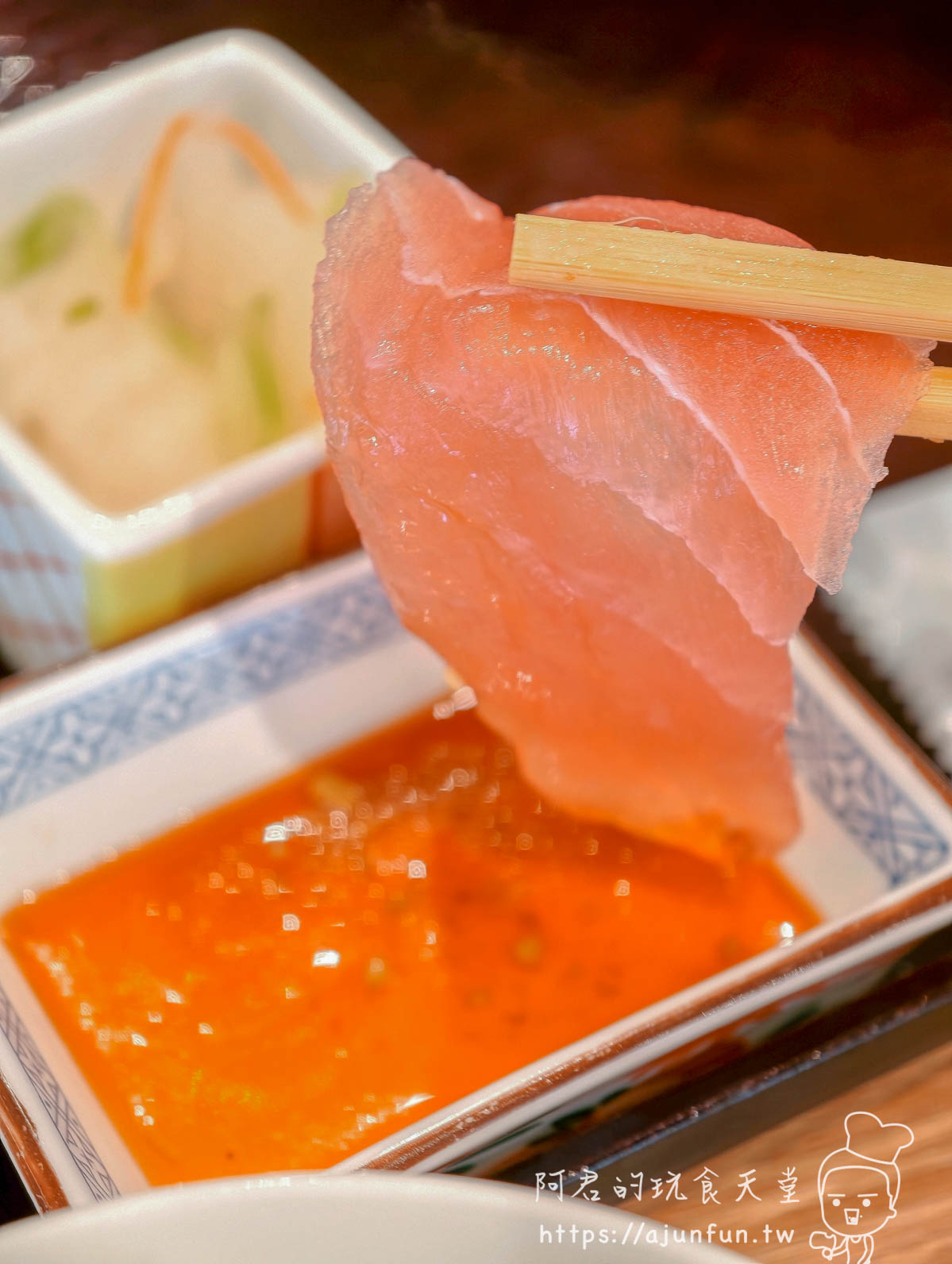 函館ダイニング雅家 刺身定食 厚切鮭魚筷子夾起油脂紋路透光 - 阿君的玩食天堂