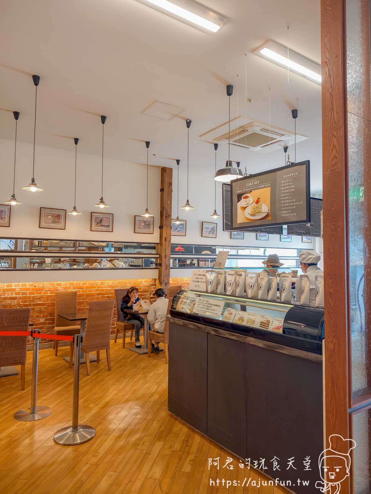 Snaffle's 金森店內用區全景 工業風吊燈 紅磚腰帶牆 藤編高背椅 木地板 - 阿君的玩食天堂
