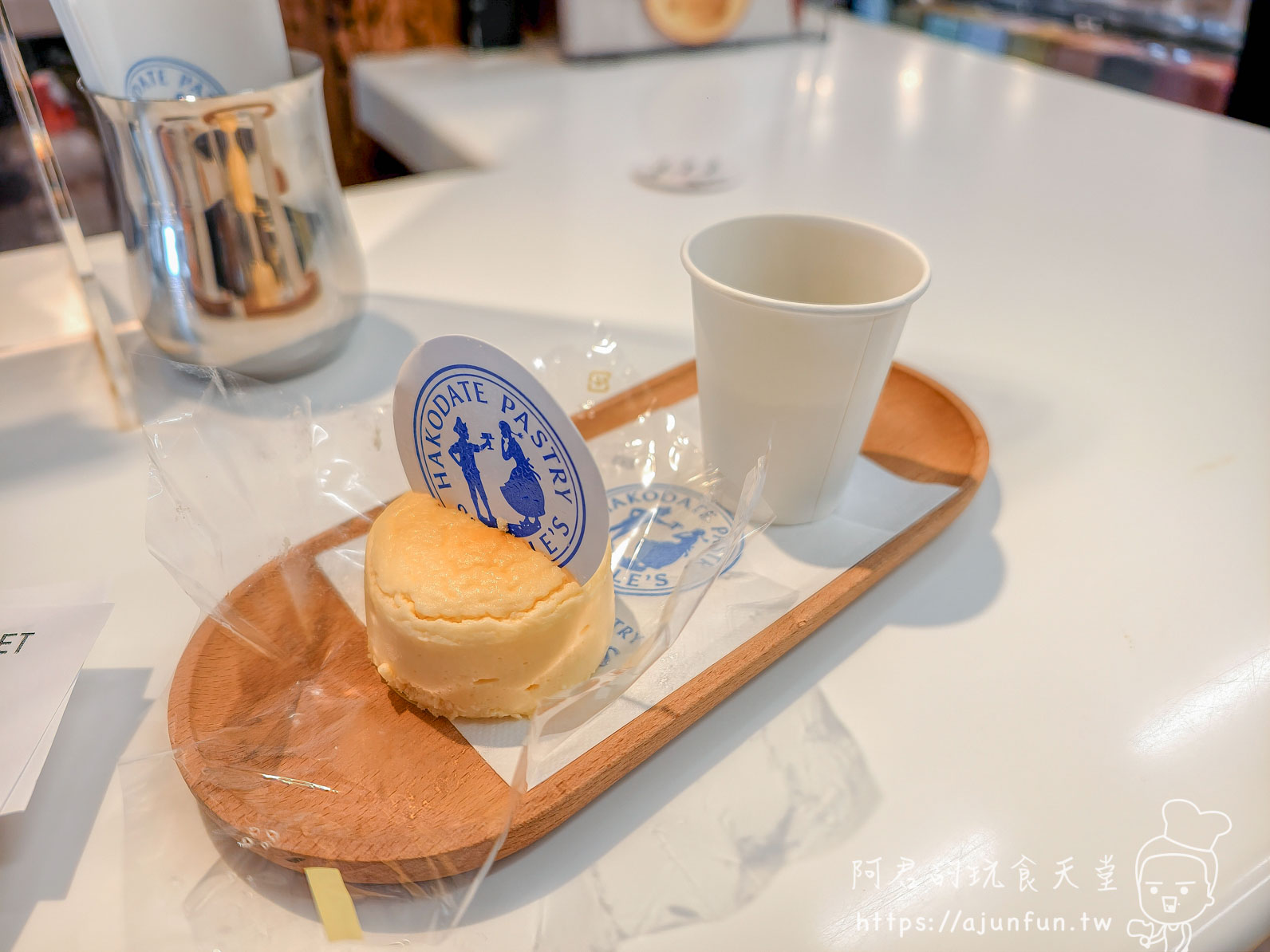 Snaffle's 原味チーズオムレット ¥250 金黃色蛋糕木托盤全貌 迷你咖啡 - 阿君的玩食天堂