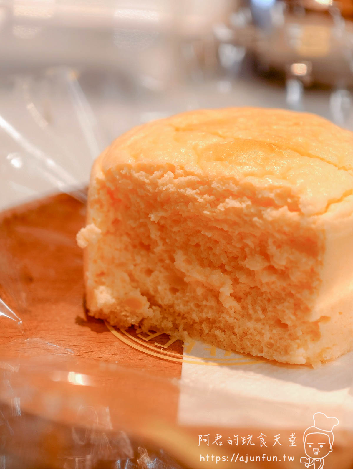 Snaffle's 草莓チーズオムレット 剖面特寫 粉橘色色料均勻分布全體 - 阿君的玩食天堂