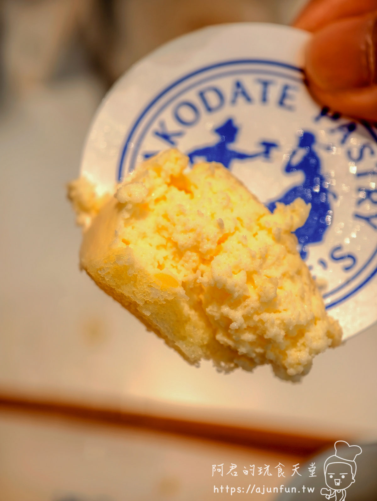 Snaffle's 品牌貼紙充當叉子 捏住圓形硬紙夾起起司舒芙蕾一塊 - 阿君的玩食天堂