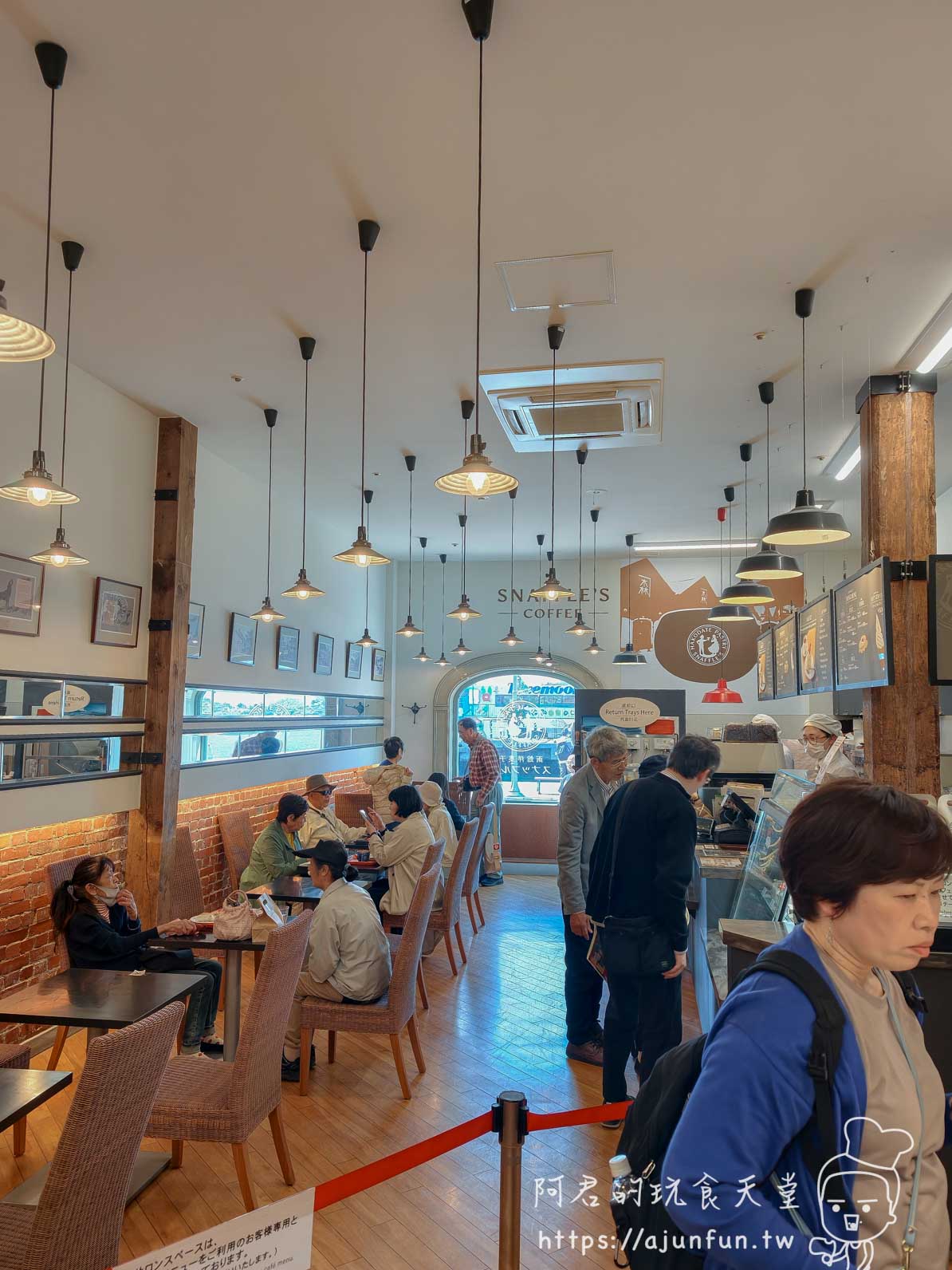 Snaffle's 金森店內用 Café 區假日座無虛席全景 紅繩等候動線 - 阿君的玩食天堂