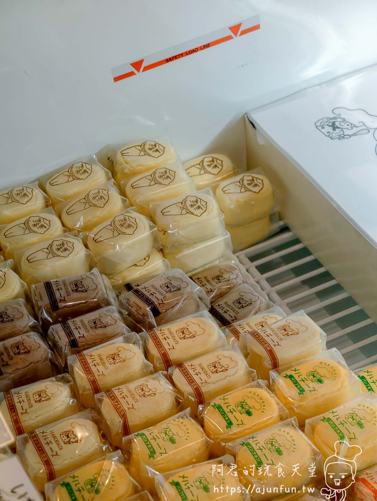 Petite Merveille 函館 メルチーズ 原味 巧克力 HAKODATE 各口味展示櫃近拍排列 - 阿君的玩食天堂