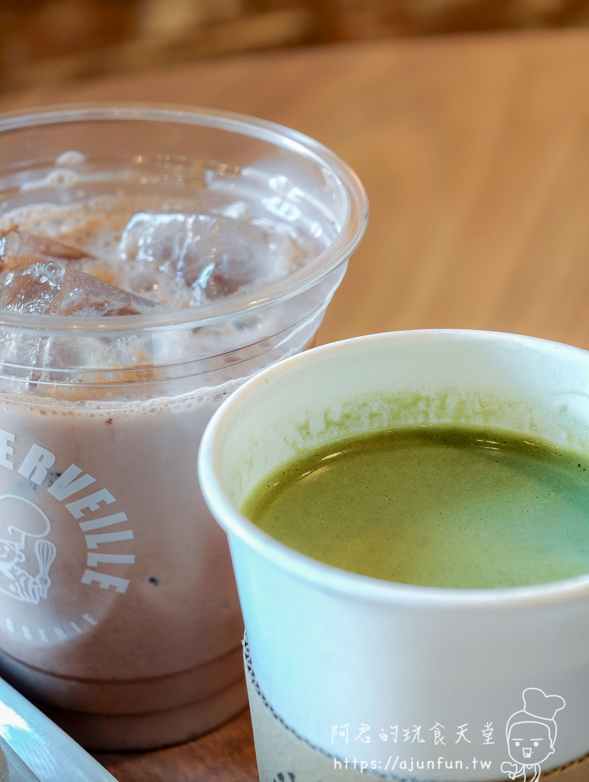 Petite Merveille 函館 熱抹茶 翠綠飽和 冰飲 淡棕色 Petite Merveille 品牌杯 並排特寫 - 阿君的玩食天堂
