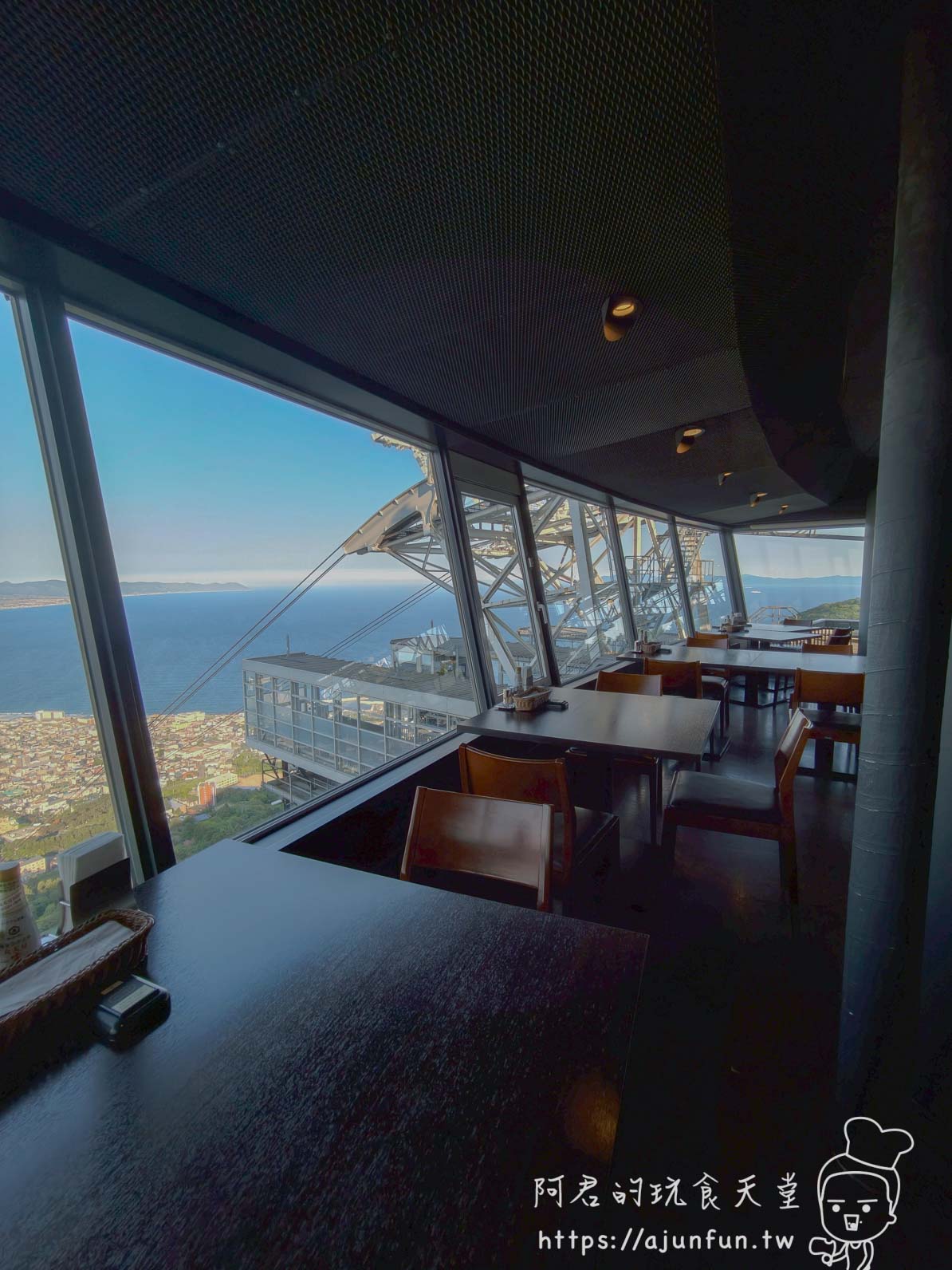 Genova 函館山景觀餐廳 室內落地窗座位區全景 - 阿君的玩食天堂