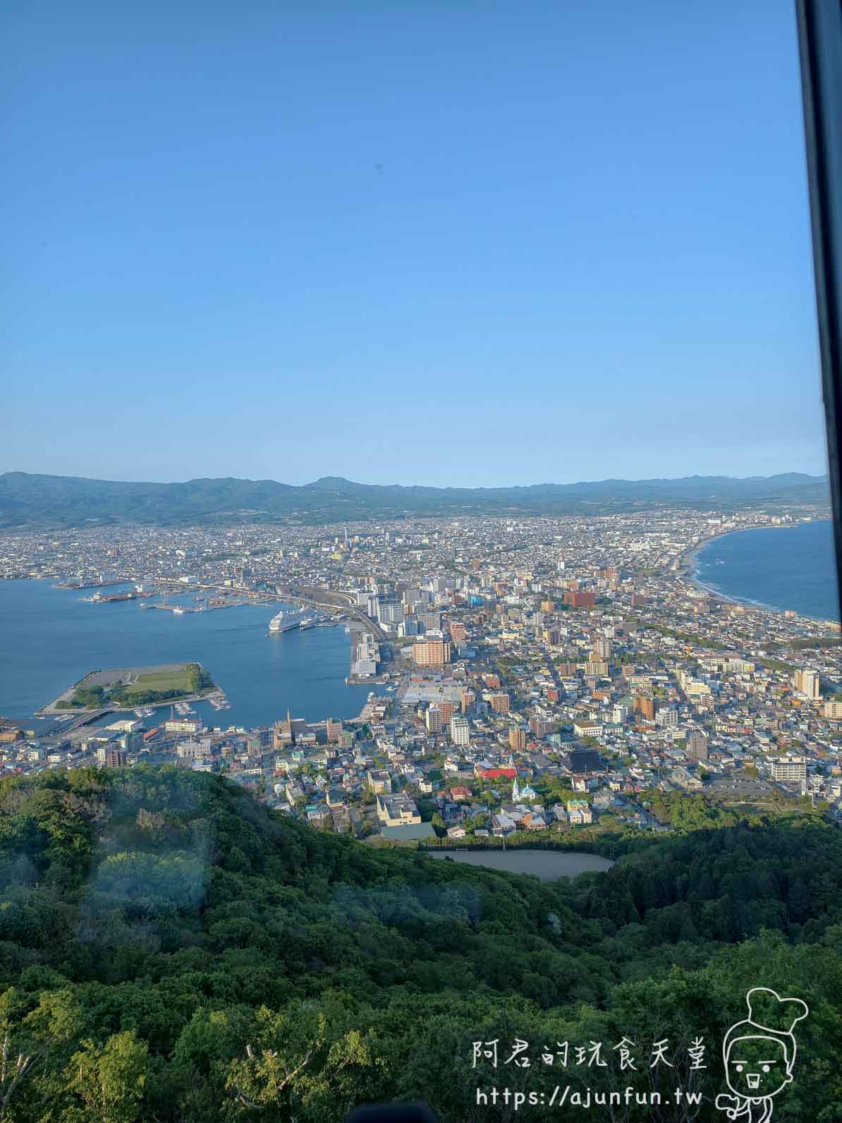 Genova 函館山 下午窗外函館港俯瞰 港邊倉庫區光線充足 - 阿君的玩食天堂