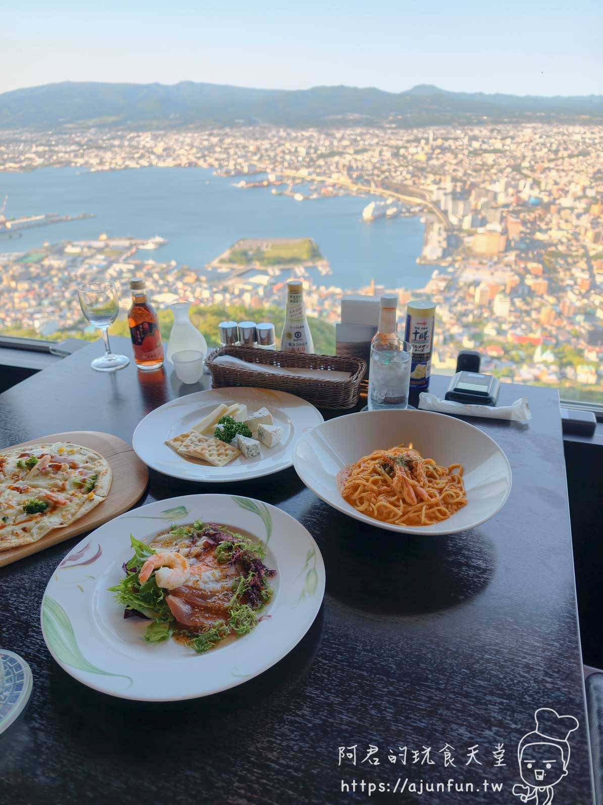 Genova 函館山 全桌餐點概覽 蟹肉番茄義大利麵海鮮沙拉披薩起司拼盤 - 阿君的玩食天堂