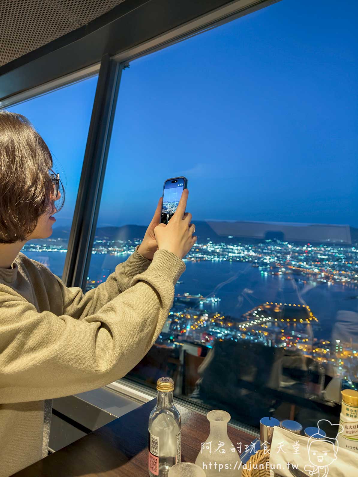 Genova 函館山 伴侶背影舉手機拍攝函館百萬夜景 港口燈火全開 - 阿君的玩食天堂