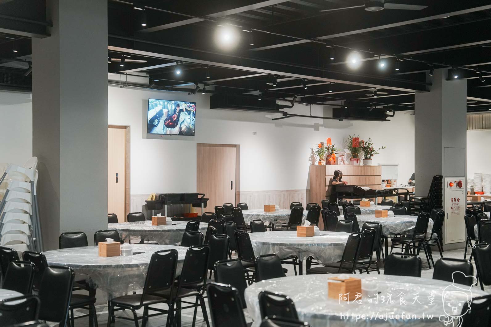 大仁哥蔗香脆皮桶仔雞竹山店 寬敞明亮的室內圓桌用餐大廳 - 阿君的玩食天堂