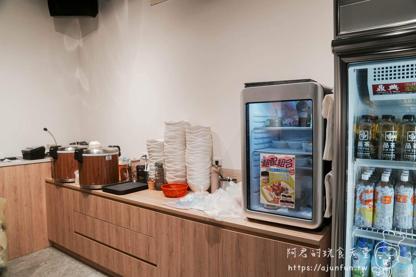 大仁哥蔗香脆皮桶仔雞南投竹山店 店內備餐檯與飲料展示冰箱 - 阿君的玩食天堂