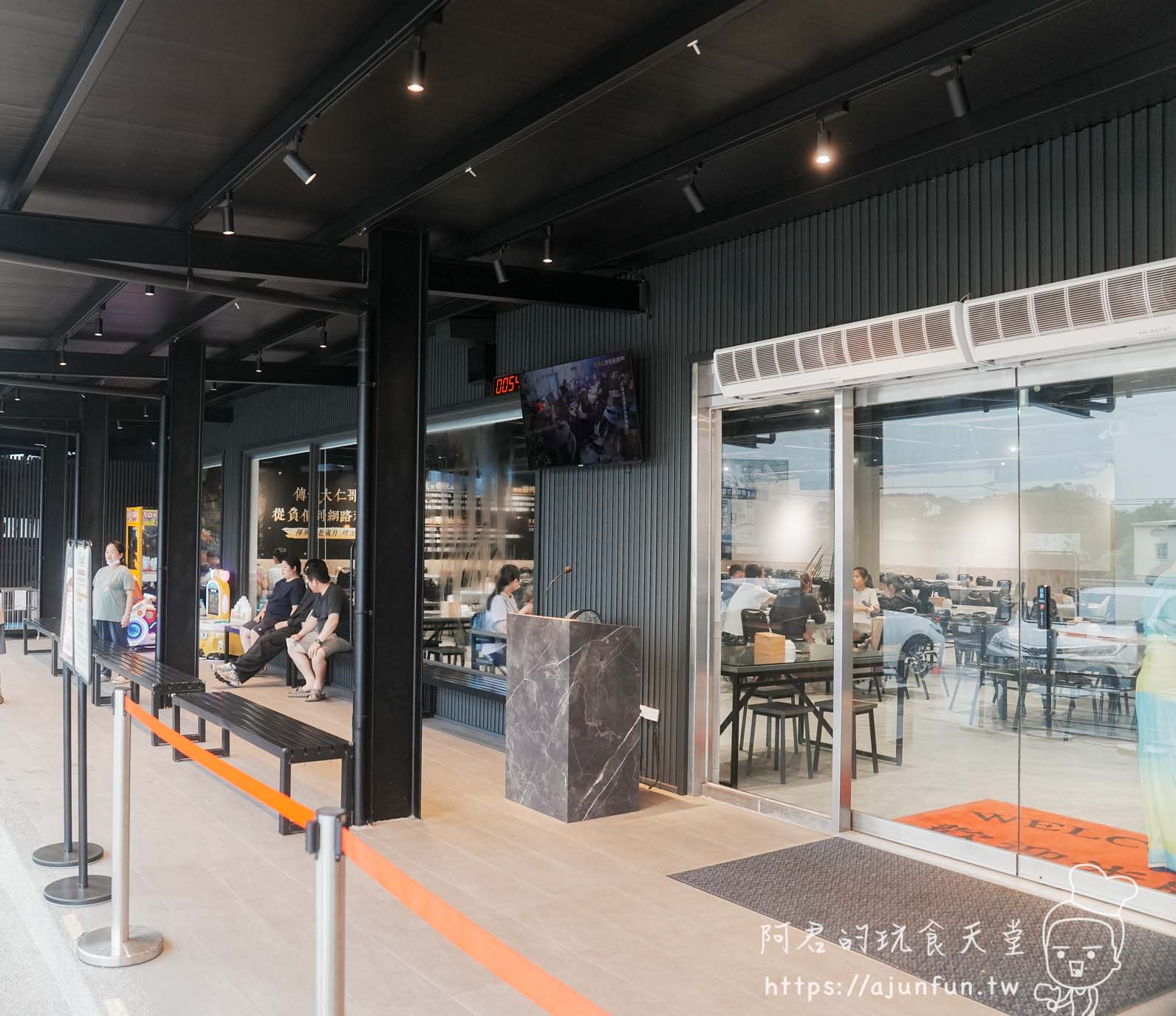大仁哥蔗香脆皮桶仔雞 南投竹山店 店面外觀廊道與玻璃用餐區 - 阿君的玩食天堂