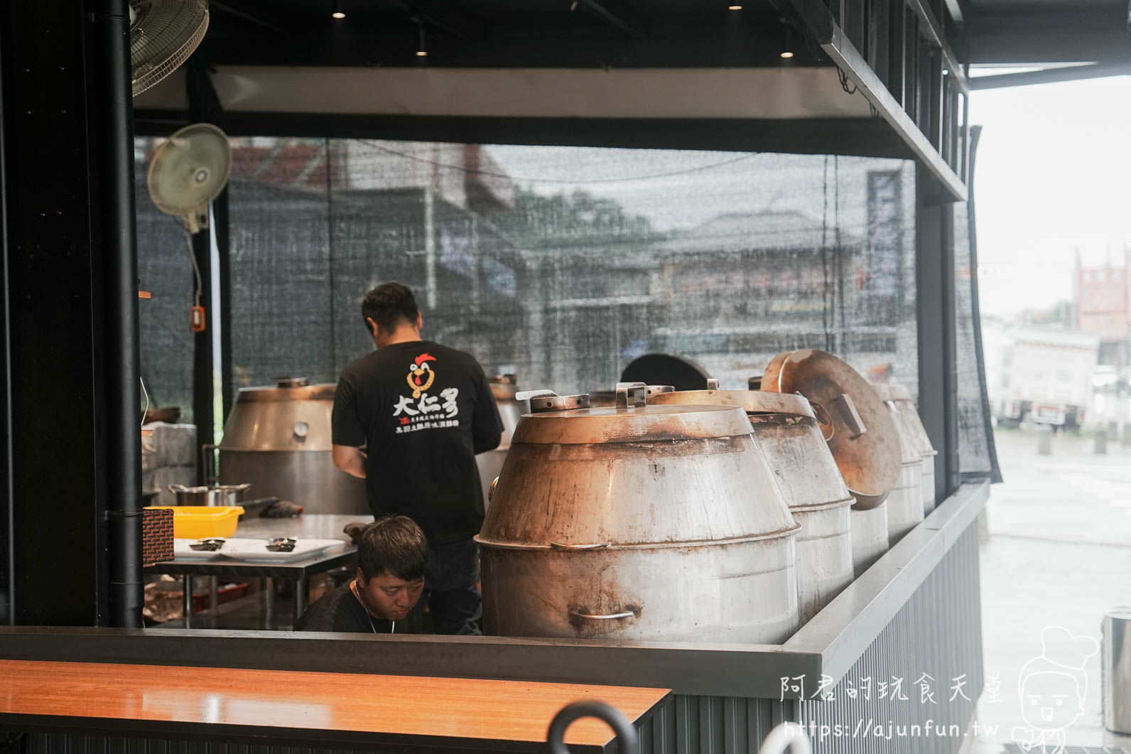 大仁哥蔗香脆皮桶仔雞 南投竹山店 廚房內排列的四個桶仔烤爐與工作人員 - 阿君的玩食天堂