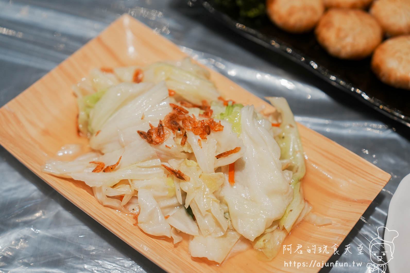 大仁哥蔗香脆皮桶仔雞南投竹山店 炒高麗菜配蝦皮木盤上桌 - 阿君的玩食天堂
