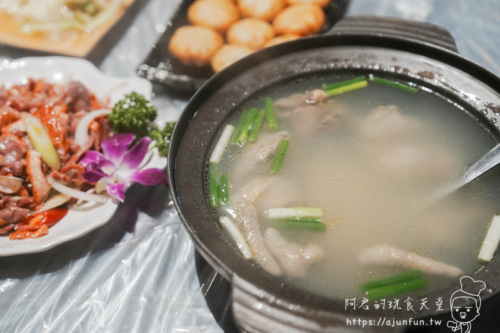 大仁哥蔗香脆皮桶仔雞南投竹山店 砂鍋雞湯與炒牛肉絲桌面全覽 - 阿君的玩食天堂