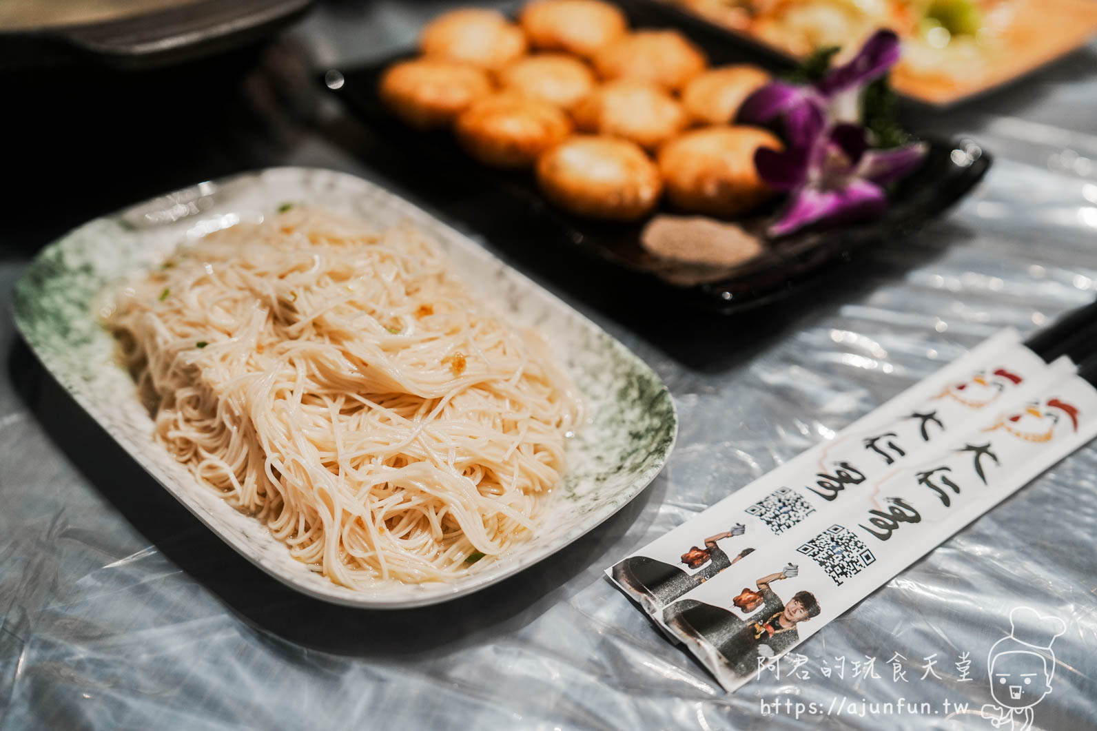 大仁哥蔗香脆皮桶仔雞南投竹山店 桌上雞油麵線與煎物拼盤 - 阿君的玩食天堂