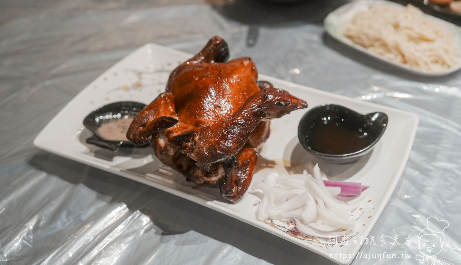 大仁哥蔗香脆皮桶仔雞 整隻烤雞上桌附雙醬 - 阿君的玩食天堂