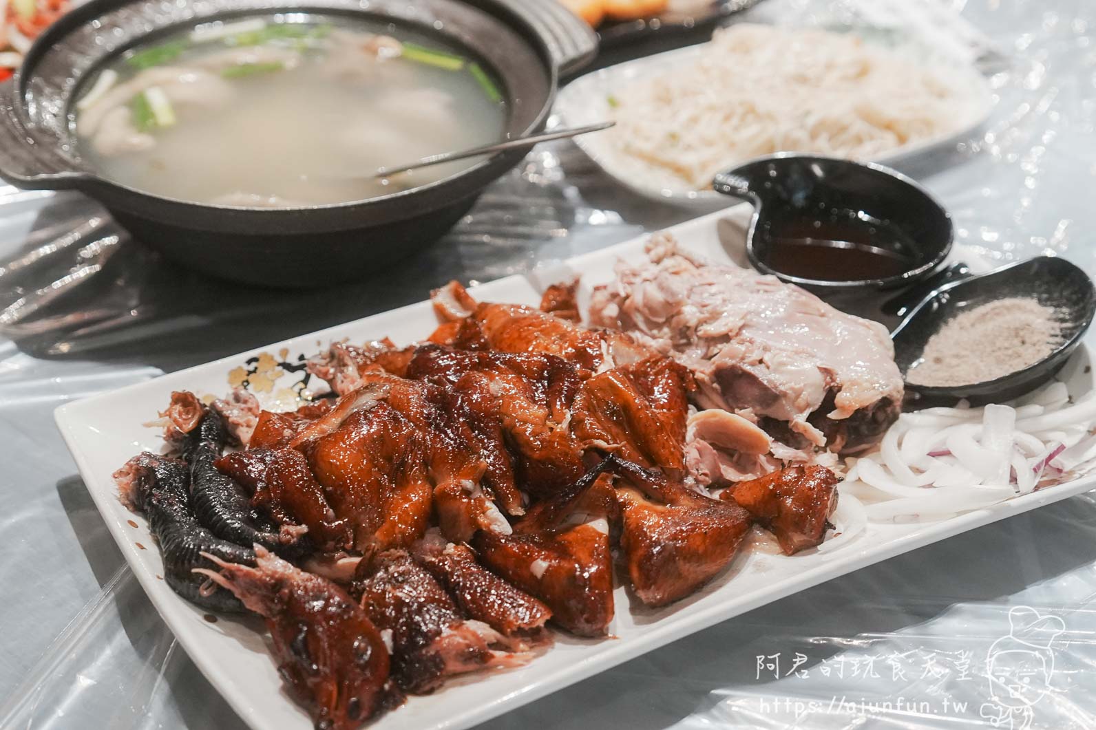 大仁哥蔗香脆皮桶仔雞 切盤全貌含雞腳醬碟 - 阿君的玩食天堂