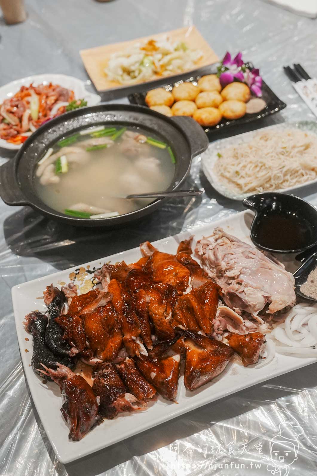 大仁哥蔗香脆皮桶仔雞 南投竹山店 整桌菜餚含烤雞切盤與清湯 - 阿君的玩食天堂