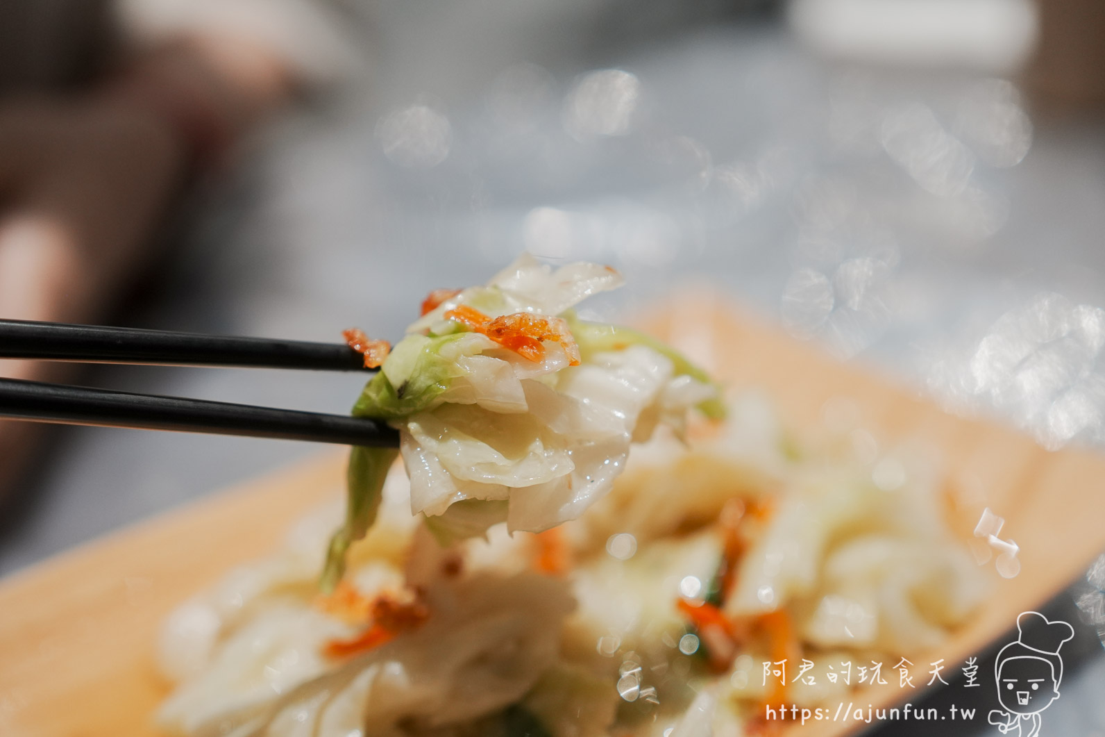 大仁哥蔗香脆皮桶仔雞南投竹山店 筷子夾起炒高麗菜特寫 - 阿君的玩食天堂