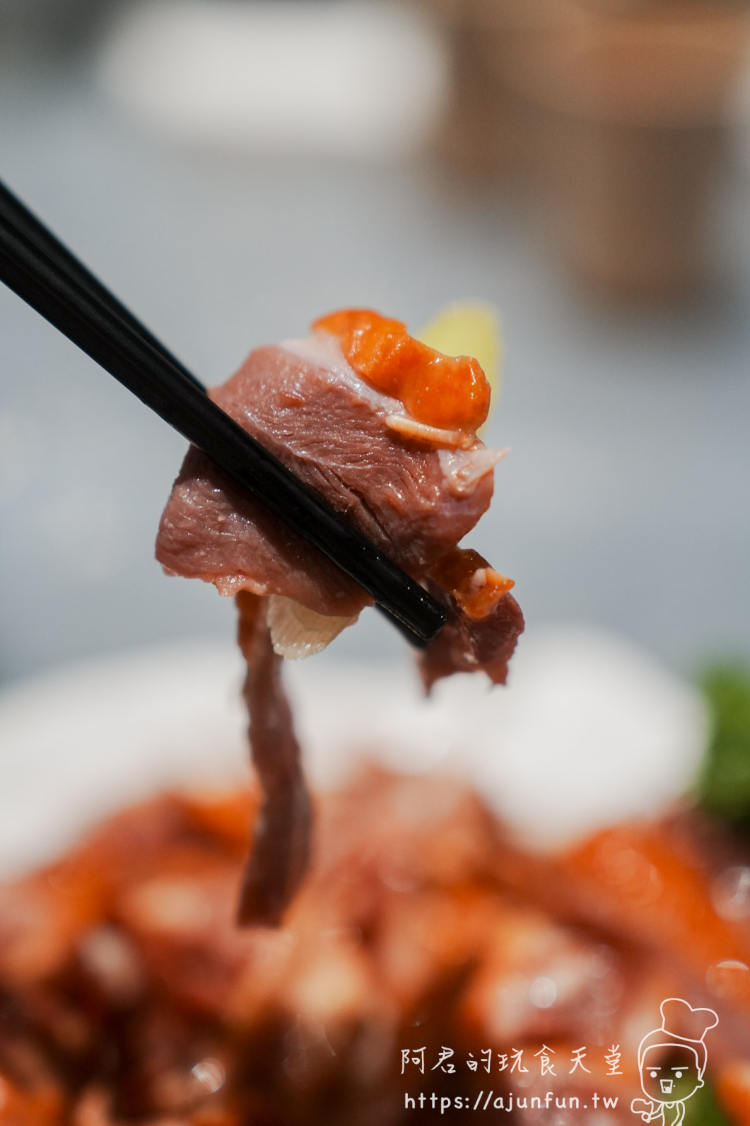 大仁哥蔗香脆皮桶仔雞 竹山店 筷子夾起焦香雞肉特寫 - 阿君的玩食天堂