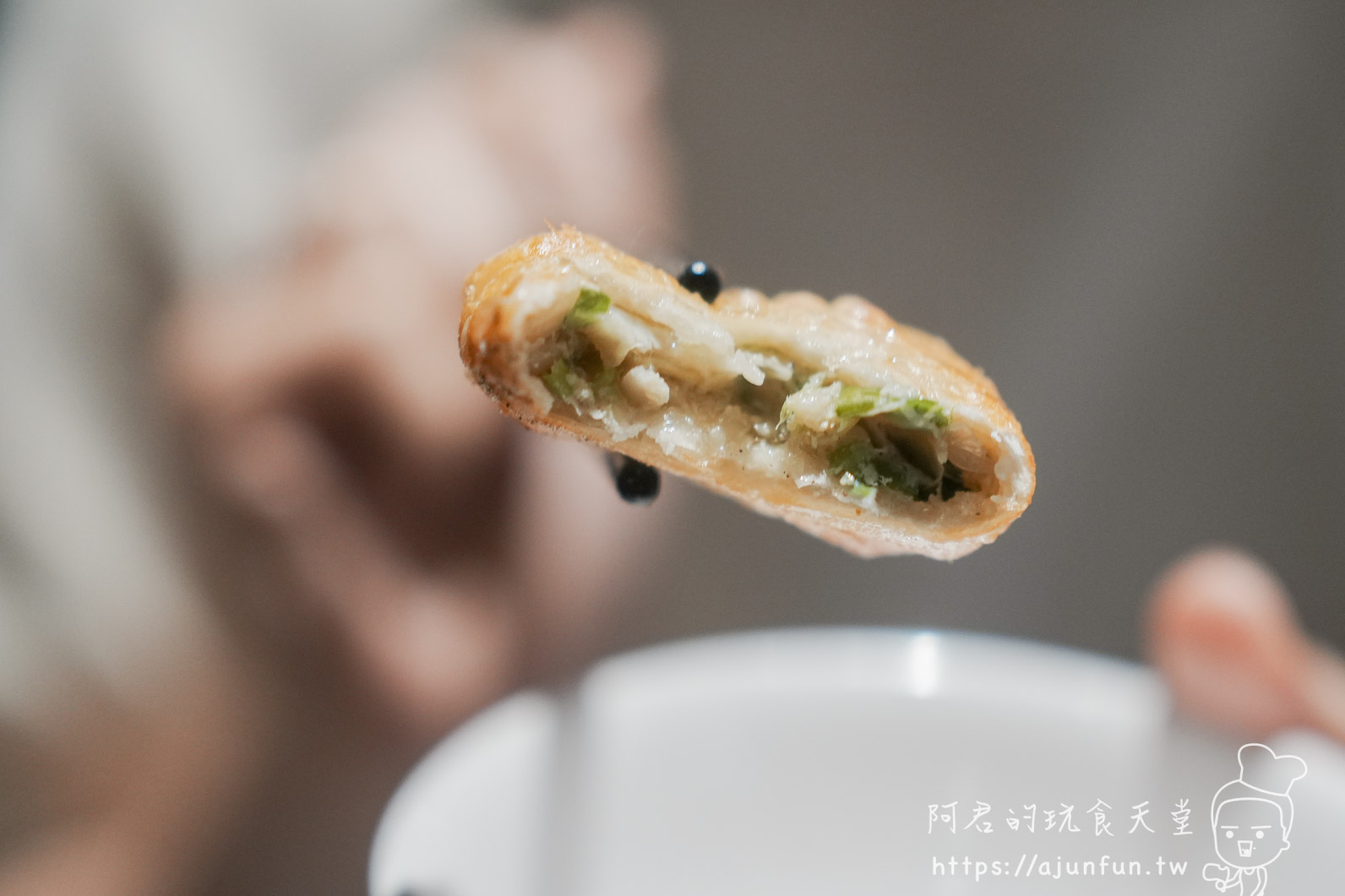 大仁哥蔗香脆皮桶仔雞 炸物截面露出米粒與蔬菜內餡 - 阿君的玩食天堂