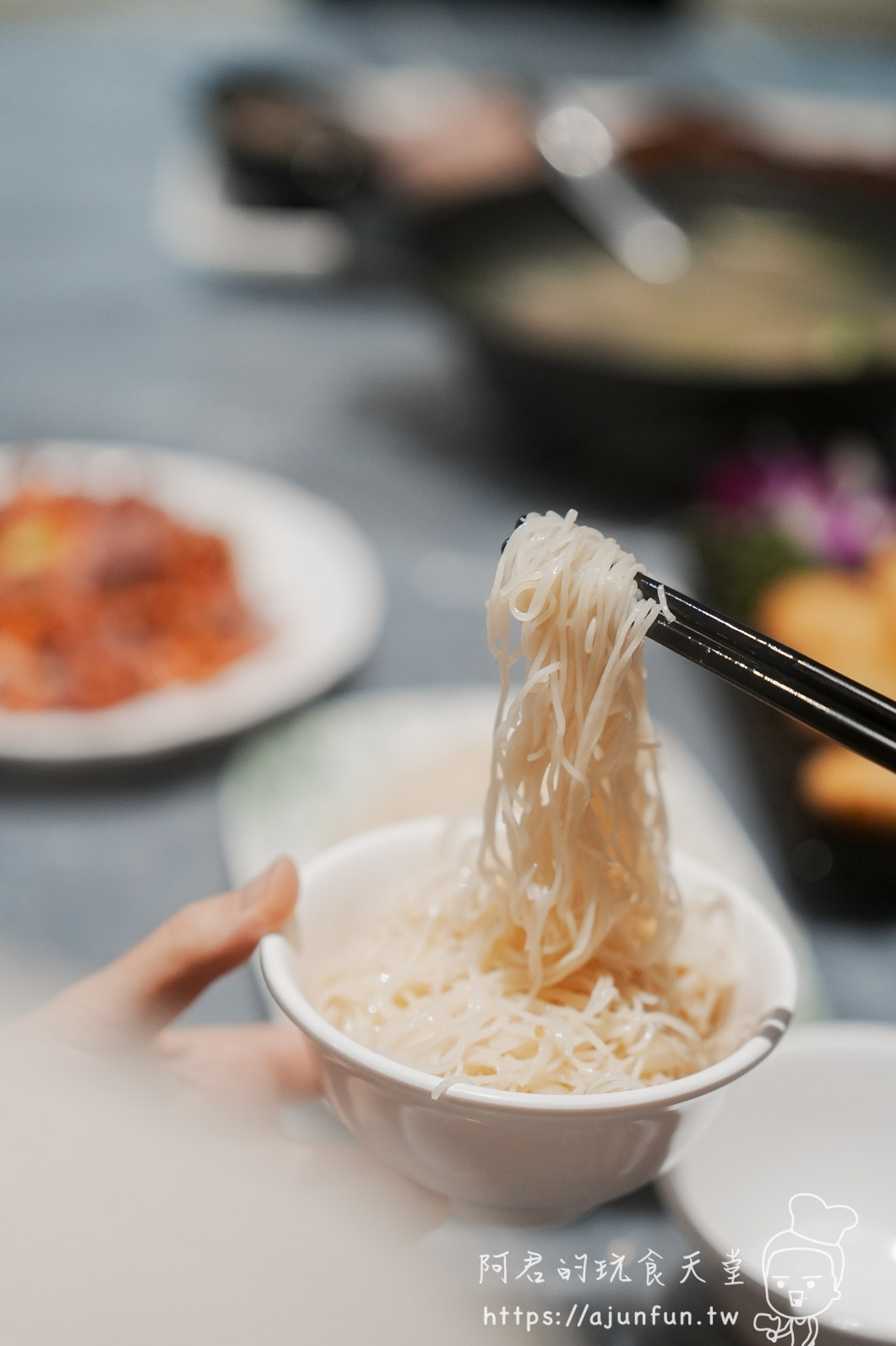 大仁哥蔗香脆皮桶仔雞南投竹山店 筷子夾起雞油麵線的特寫 - 阿君的玩食天堂