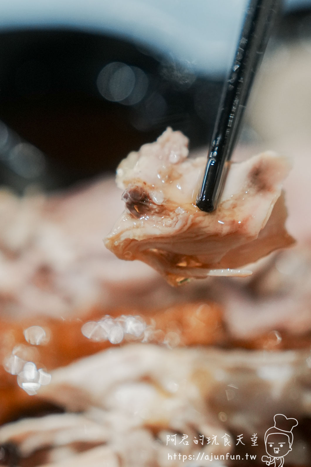 大仁哥蔗香脆皮桶仔雞 筷子夾起帶骨雞肉特寫 - 阿君的玩食天堂