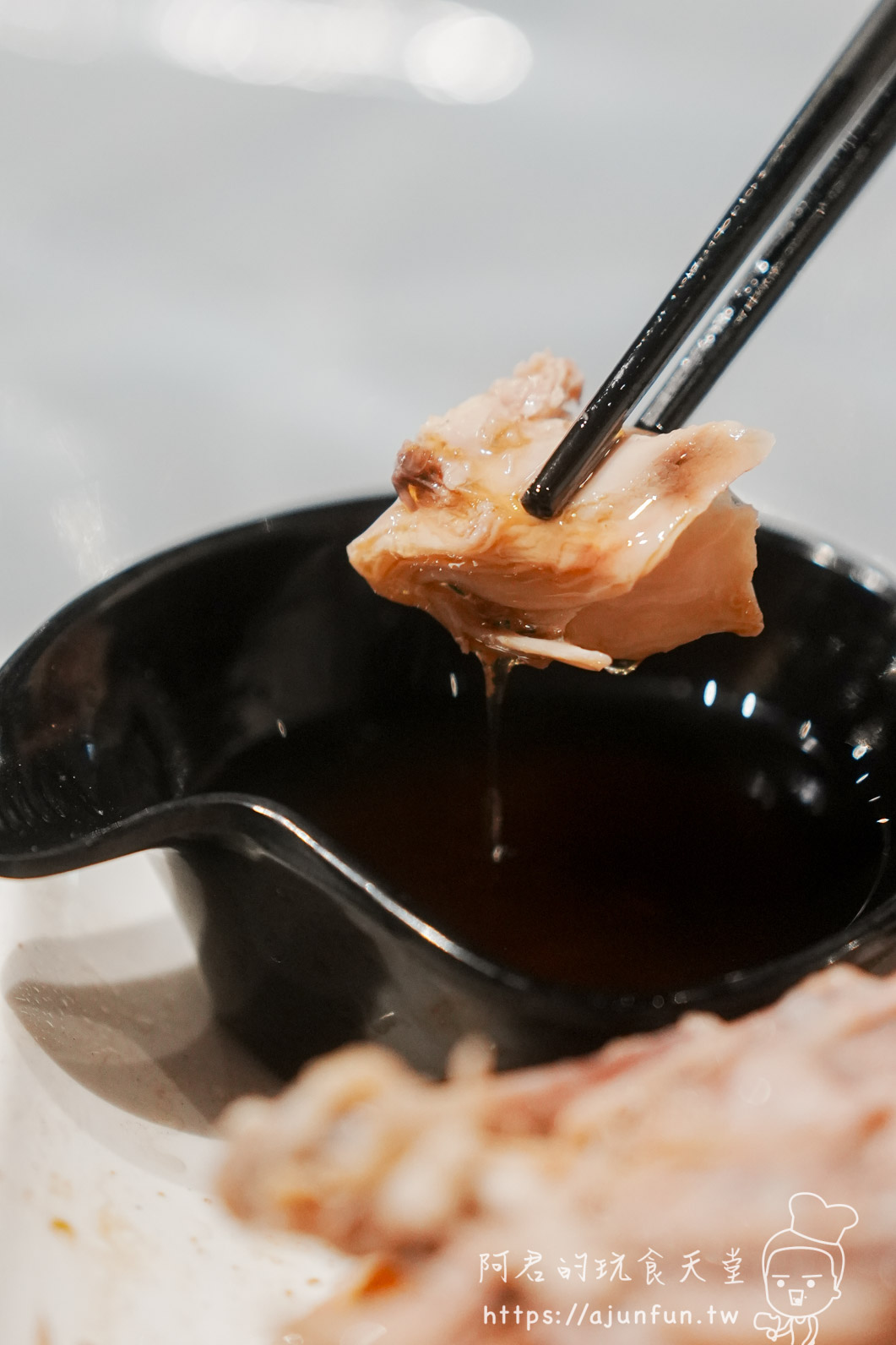 大仁哥蔗香脆皮桶仔雞 筷子夾起雞肉蘸醬特寫 - 阿君的玩食天堂