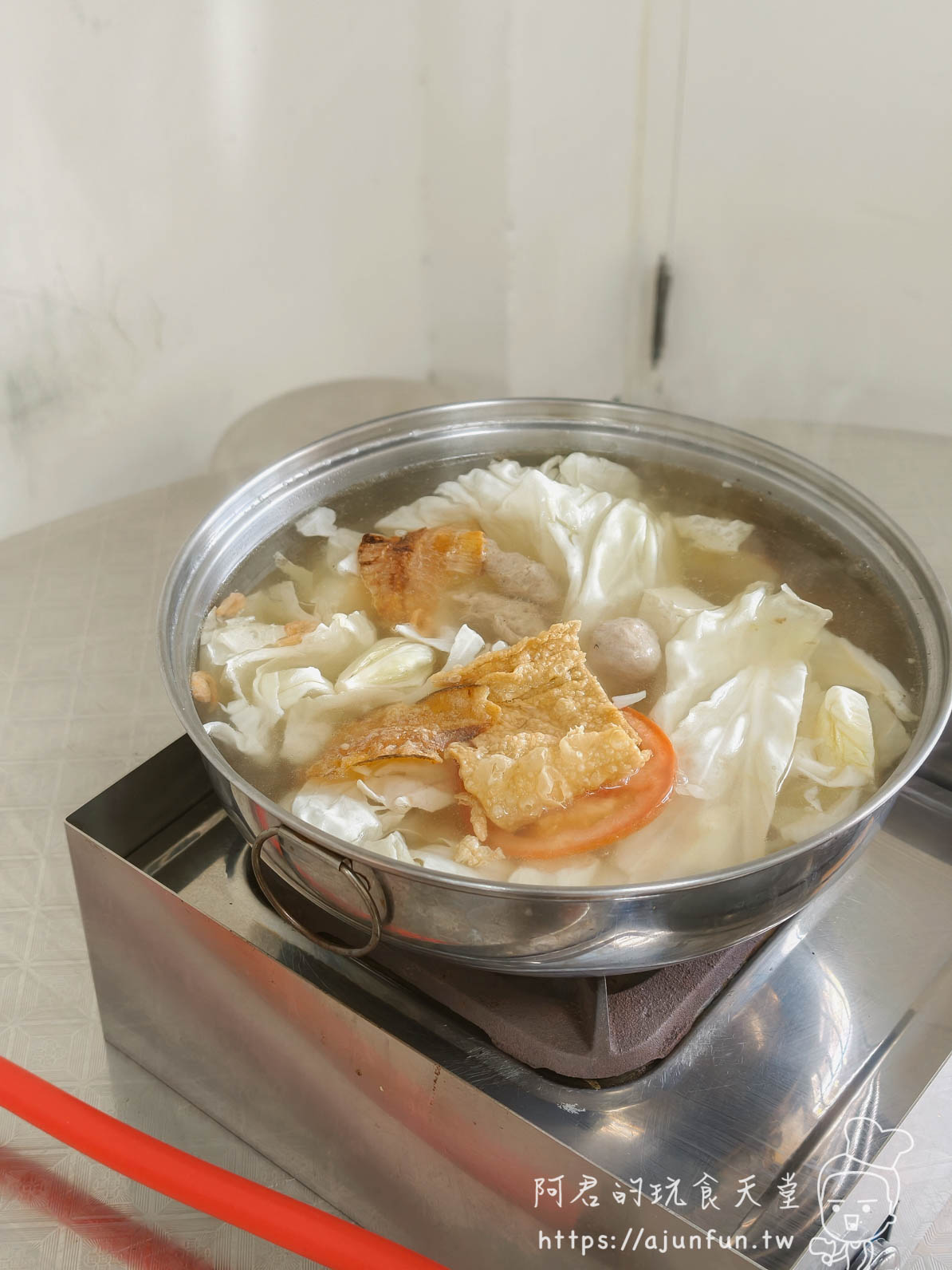 三代汕頭火鍋 店內全景磨石子地板白牆明亮桌距寬敞 - 阿君的玩食天堂